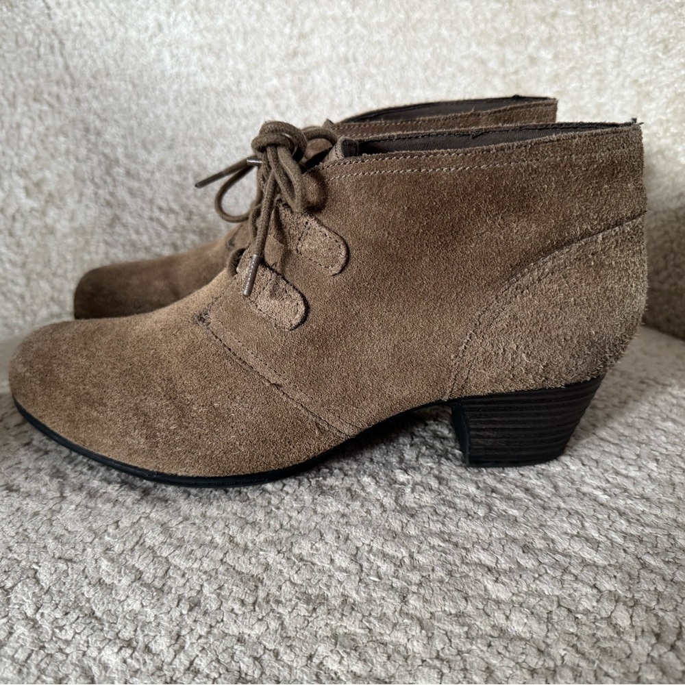 Clarks Valerie 2 Women’s Suede Ankle Boots Taupe Lace Up Heeled Booties 9.5